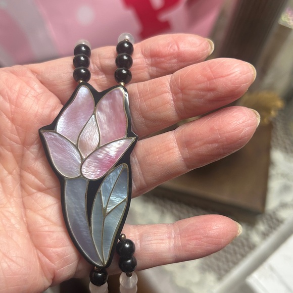 Vintage Elegant Black and Pink Beaded Necklace with mother of pearl inlay - Picture 4 of 4